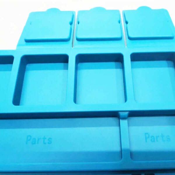 Este tapete magnético de silicona antiestática mide 45cm x 30cm y es perfecto para tareas de mantenimiento o reparación en tarjetas electrónicas. Posee varios compartimientos diseñados para almacenar componentes pequeños, tornillos y otras piezas necesarias durante el desmontaje. El material del tapete es altamente resistente y puede tolerar temperaturas de hasta 400°C en la zona destinada a trabajos de soldadura, protegiendo así la superficie de su mesa de trabajo. Usos comunes del tapete incluyen la reparación de dispositivos móviles, tabletas y placas de circuitos integrados, proporcionando una superficie adecuada para soldar y desoldar componentes electrónicos. Cabe mencionar que el tapete se entrega sin herramientas incluidas. Especificaciones y características: Tipo: Tapete magnético de silicona antiestática Modelo: S-160 Material: Silicona Dimensiones: Largo: 45cm, Ancho: 30cm, Espesor: 1.5cm Incluye una caja de almacenamiento con tapa Dispone de un área especial para desarmadores y para magnetizar o desmagnetizar herramientas Cuenta con un sistema de numeración para la organización secuencial de tornillos Posee una ranura específica para tarjetas lógicas y una zona resistente para soldadura a alta temperatura Área magnética para una firme sujeción de piezas pequeñas