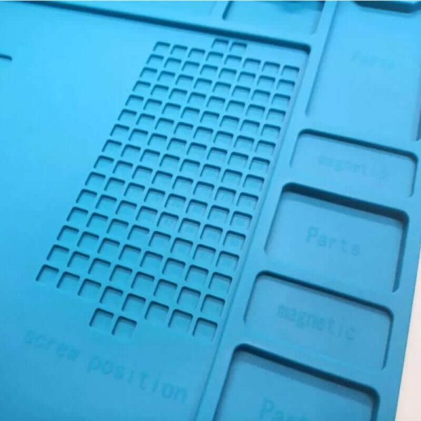 Este tapete magnético de silicona antiestática mide 45cm x 30cm y es perfecto para tareas de mantenimiento o reparación en tarjetas electrónicas. Posee varios compartimientos diseñados para almacenar componentes pequeños, tornillos y otras piezas necesarias durante el desmontaje. El material del tapete es altamente resistente y puede tolerar temperaturas de hasta 400°C en la zona destinada a trabajos de soldadura, protegiendo así la superficie de su mesa de trabajo. Usos comunes del tapete incluyen la reparación de dispositivos móviles, tabletas y placas de circuitos integrados, proporcionando una superficie adecuada para soldar y desoldar componentes electrónicos. Cabe mencionar que el tapete se entrega sin herramientas incluidas. Especificaciones y características: Tipo: Tapete magnético de silicona antiestática Modelo: S-160 Material: Silicona Dimensiones: Largo: 45cm, Ancho: 30cm, Espesor: 1.5cm Incluye una caja de almacenamiento con tapa Dispone de un área especial para desarmadores y para magnetizar o desmagnetizar herramientas Cuenta con un sistema de numeración para la organización secuencial de tornillos Posee una ranura específica para tarjetas lógicas y una zona resistente para soldadura a alta temperatura Área magnética para una firme sujeción de piezas pequeñas