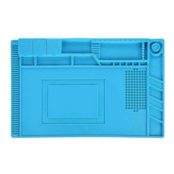 Este tapete magnético de silicona antiestática mide 45cm x 30cm y es perfecto para tareas de mantenimiento o reparación en tarjetas electrónicas. Posee varios compartimientos diseñados para almacenar componentes pequeños, tornillos y otras piezas necesarias durante el desmontaje. El material del tapete es altamente resistente y puede tolerar temperaturas de hasta 400°C en la zona destinada a trabajos de soldadura, protegiendo así la superficie de su mesa de trabajo. Usos comunes del tapete incluyen la reparación de dispositivos móviles, tabletas y placas de circuitos integrados, proporcionando una superficie adecuada para soldar y desoldar componentes electrónicos. Cabe mencionar que el tapete se entrega sin herramientas incluidas. Especificaciones y características: Tipo: Tapete magnético de silicona antiestática Modelo: S-160 Material: Silicona Dimensiones: Largo: 45cm, Ancho: 30cm, Espesor: 1.5cm Incluye una caja de almacenamiento con tapa Dispone de un área especial para desarmadores y para magnetizar o desmagnetizar herramientas Cuenta con un sistema de numeración para la organización secuencial de tornillos Posee una ranura específica para tarjetas lógicas y una zona resistente para soldadura a alta temperatura Área magnética para una firme sujeción de piezas pequeñas